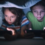 Niños jugando smartphones
