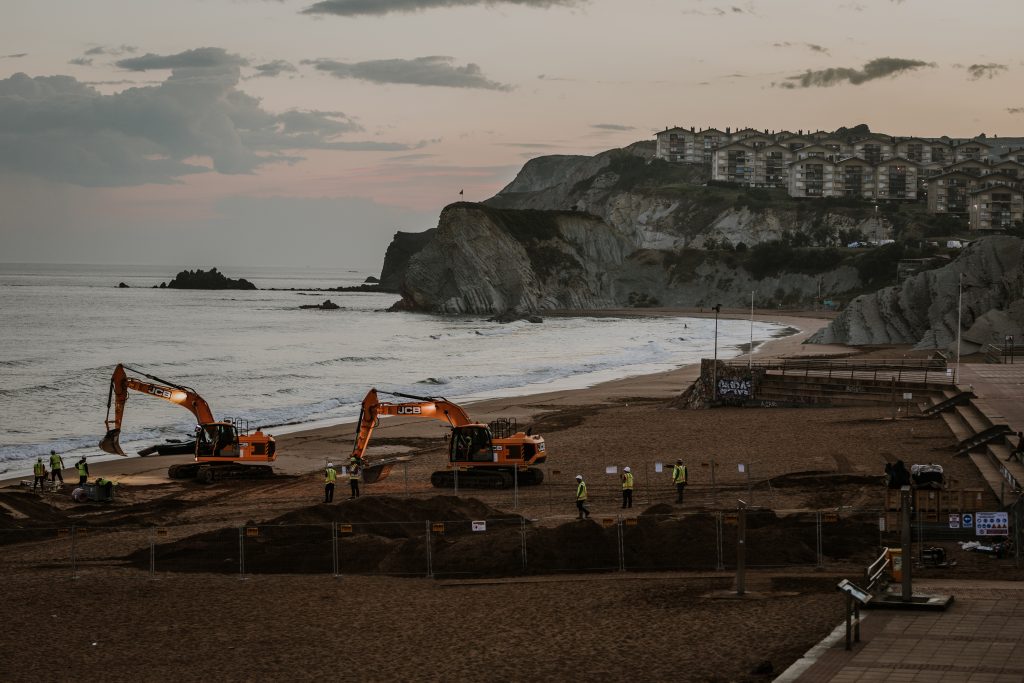2 La zanja en la playa lista para recibir el extremo del cable y conectarlo a la camara de playa Beach Manhole.