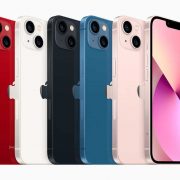 El iPhone 13 y el iPhone 13 mini vienen en cinco hermosos colores de aluminio, que incluyen (PRODUCTO) ROJO, luz de estrellas, medianoche, azul y rosa.