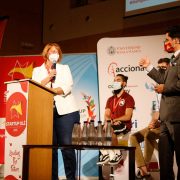 Gloria Lorenzo recibe el premio BEST HUB de la mano de Emilio Corchado, CEO de Startup Olé