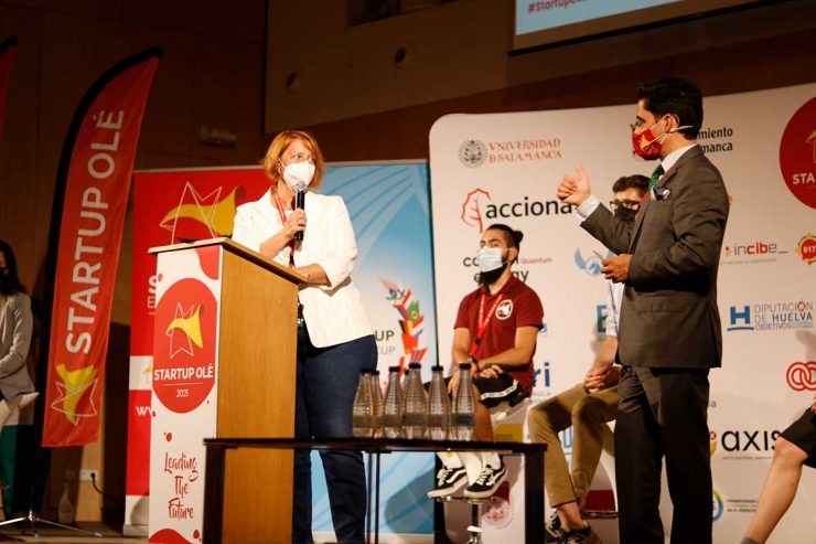 Gloria Lorenzo recibe el premio BEST HUB de la mano de Emilio Corchado, CEO de Startup Olé