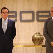 Albert Triola, director general de Oracle España, y Antonio Garamendi, presidente de CEOE, en la firma del acuerdo hoy en la sede de la Confederación