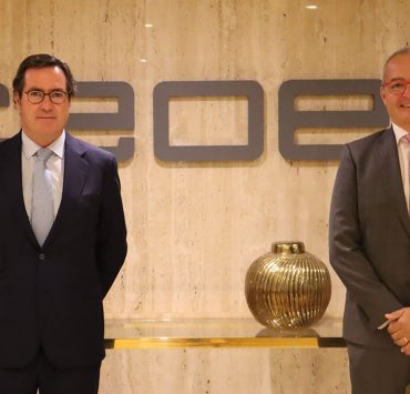 Albert Triola, director general de Oracle España, y Antonio Garamendi, presidente de CEOE, en la firma del acuerdo hoy en la sede de la Confederación