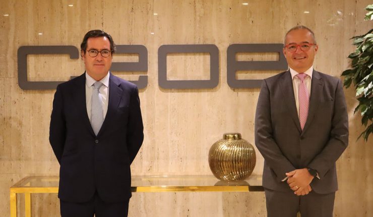 Albert Triola, director general de Oracle España, y Antonio Garamendi, presidente de CEOE, en la firma del acuerdo hoy en la sede de la Confederación