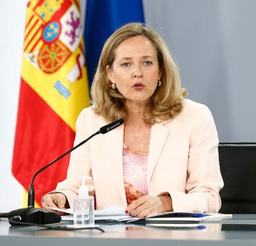 La vicepresidenta primera y ministra de Asuntos Económicos y Transformación Digital, Nadia Calviño, durante su intervención en la rueda de prensa posterior al Consejo de Ministros.