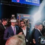 Pedro Sánchez en el stand de Kyndryl