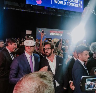 Pedro Sánchez en el stand de Kyndryl