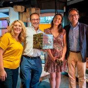 : Ignacio López, Director de Servicio al Cliente, ha entregado en la Tienda de Sol un regalo a Fernando Navarro, el cliente que mantuvo la conversación diezmillonésima.