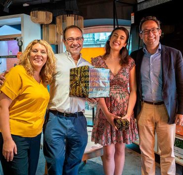 : Ignacio López, Director de Servicio al Cliente, ha entregado en la Tienda de Sol un regalo a Fernando Navarro, el cliente que mantuvo la conversación diezmillonésima.