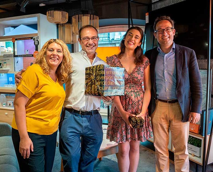 : Ignacio López, Director de Servicio al Cliente, ha entregado en la Tienda de Sol un regalo a Fernando Navarro, el cliente que mantuvo la conversación diezmillonésima.