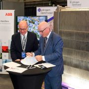 oachim_Braun_President_of_ABB_Process_Industries_Division_signs_the_agreement_with_Andrew_Stuart_CEO_of_Hydro