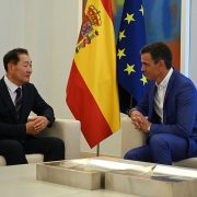 El presidente del Gobierno, Pedro Sánchez, durante su reunión con el consejero delegado y vicepresidente de Samsung Electronics, Jong-Hee Han.