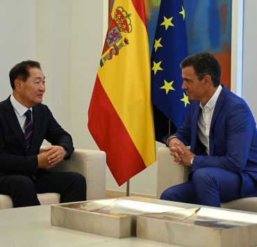 El presidente del Gobierno, Pedro Sánchez, durante su reunión con el consejero delegado y vicepresidente de Samsung Electronics, Jong-Hee Han.
