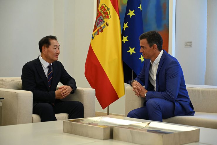 El presidente del Gobierno, Pedro Sánchez, durante su reunión con el consejero delegado y vicepresidente de Samsung Electronics, Jong-Hee Han.