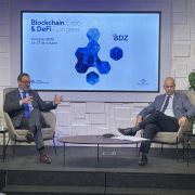 ogelio Cuairán, director general de Feria de Zaragoza, acompañado por el presidente de BlockchainAragon, Dani Labeaga.