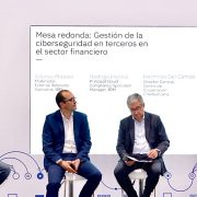 Rodrigo Hornos dcha. Herminio del Campo y Carlos Yague durante la mesa redonda en el Madrid Tech Show