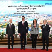 El presidente del Gobierno, Pedro Sánchez, y la ministra de Industria, Comercio y Turismo, Reyes Maroto, con responsables de Samsung durante la visita a las instalaciones de fabricación de microprocesadores de la compañía en Pyeongtaek.