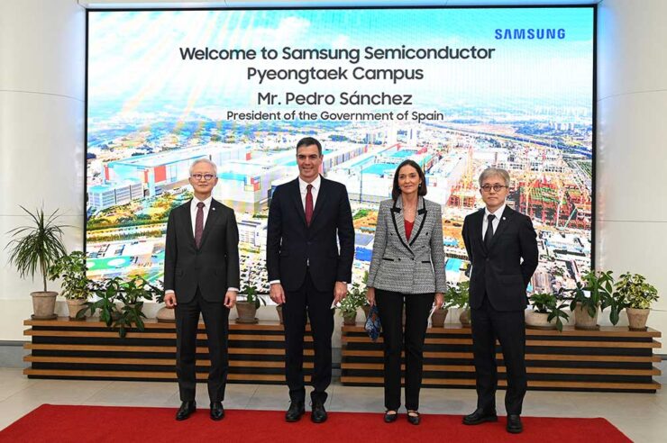 El presidente del Gobierno, Pedro Sánchez, y la ministra de Industria, Comercio y Turismo, Reyes Maroto, con responsables de Samsung durante la visita a las instalaciones de fabricación de microprocesadores de la compañía en Pyeongtaek.