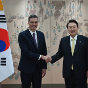El presidente del Gobierno, Pedro Sánchez, es recibido por el presidente de la República de Corea, Yoon Suk-yeol, a su llegada a la Casa Azul, Oficina Presidencial de la República de Corea.