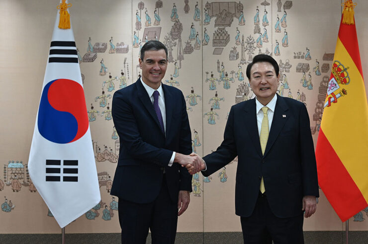 El presidente del Gobierno, Pedro Sánchez, es recibido por el presidente de la República de Corea, Yoon Suk-yeol, a su llegada a la Casa Azul, Oficina Presidencial de la República de Corea.