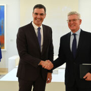 El presidente del Gobierno, Pedro Sánchez, y el consejero delegado y presidente de Ericsson, Börje Ekholm, al inicio de la reunión que han mantenido en La Moncloa.