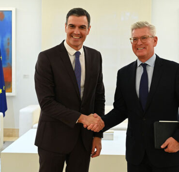 El presidente del Gobierno, Pedro Sánchez, y el consejero delegado y presidente de Ericsson, Börje Ekholm, al inicio de la reunión que han mantenido en La Moncloa.