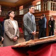El presidente del Gobierno, Pedro Sánchez, junto a la presidenta de la Comunidad Autónoma de La Rioja, Concha Andreu, y el director del Instituto Cervantes, Luis García Montero, durante la visita al proyecto "Voces de la Lengua"