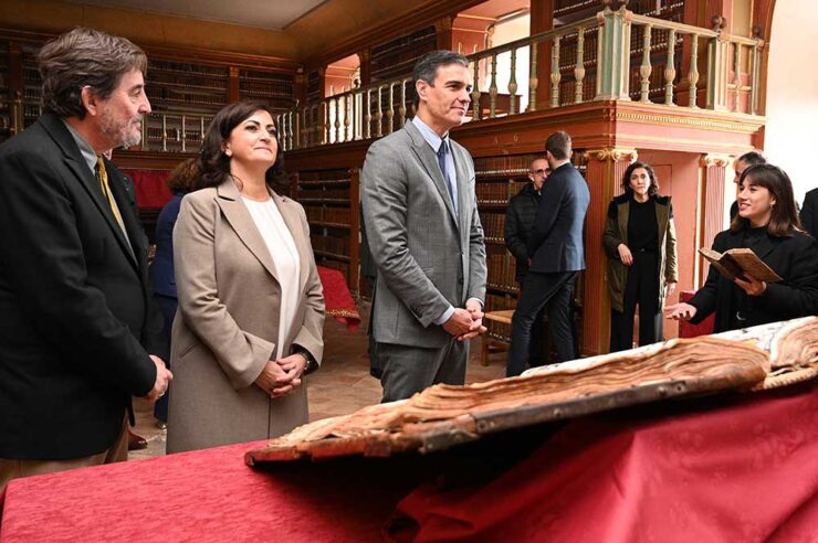 El presidente del Gobierno, Pedro Sánchez, junto a la presidenta de la Comunidad Autónoma de La Rioja, Concha Andreu, y el director del Instituto Cervantes, Luis García Montero, durante la visita al proyecto "Voces de la Lengua"