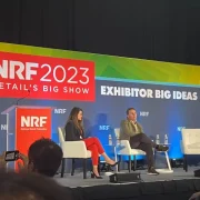 Dimas Gimeno de WOW Concept y Kayla Broussard de Kyndryl en el escenario