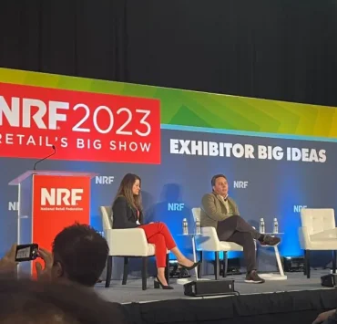 Dimas Gimeno de WOW Concept y Kayla Broussard de Kyndryl en el escenario