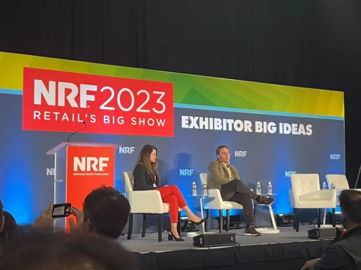 Dimas Gimeno de WOW Concept y Kayla Broussard de Kyndryl en el escenario