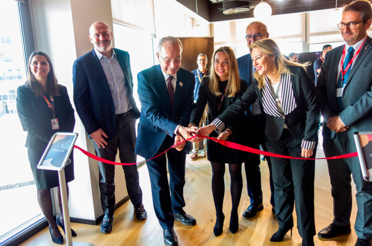 La Consejera de Economía, Hacienda y Fondos Europeos de la Junta de Andalucía, Carolina España y el Alcalde de Málaga, Francisco de la Torre, han inaugurado junto a Albert Triola, director general de Oracle Ibérica, el Innovation Hub @Malaga que la multinacional americana ha ubicado en el parque tecnológico de la ciudad andaluza.
