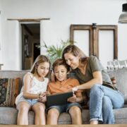 Qustodio Madre con hijos utilizando tablet