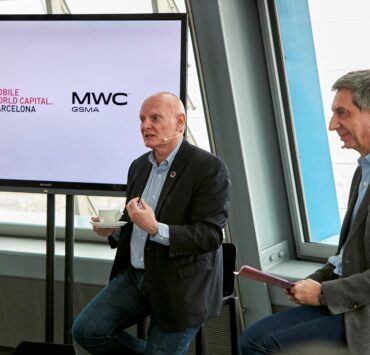 John Hoffman y Francesc Fajula durante el encuentro cara a cara en el Mirador Torre Glòries