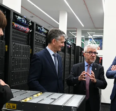 El presidente del Gobierno, Pedro Sánchez, acompañado por la ministra de Ciencia e Innovación, Diana Morant, visita las instalaciones del superordenador 'MareNostrum 5', en el Barcelona Supercomputing Center (Centro Nacional de Supercomputación).
