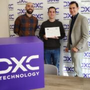 Marcos Baleato ganador del TFM con el diploma acreditativo acompanado por su tutor Pablo Lombao de FINSA izq. y el representante de DXC Adolfo Sanz1