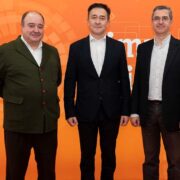 Adolfo Muñoz (izquierda) junto a Andreu Vilamitjana, Director General de Cisco España (centro) y José Manuel Menéndez (derecha), durante el anuncio del piloto en MWC 2023