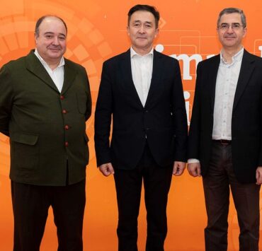 Adolfo Muñoz (izquierda) junto a Andreu Vilamitjana, Director General de Cisco España (centro) y José Manuel Menéndez (derecha), durante el anuncio del piloto en MWC 2023