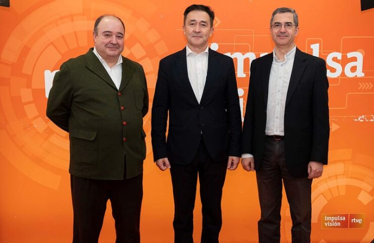 Adolfo Muñoz (izquierda) junto a Andreu Vilamitjana, Director General de Cisco España (centro) y José Manuel Menéndez (derecha), durante el anuncio del piloto en MWC 2023