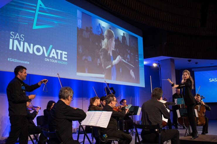 Inma Shara y su Virtuosi Camerata durante el concierto en el SAS Innovate