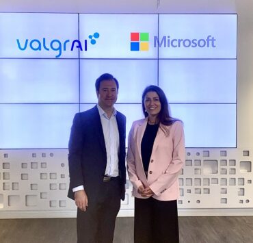 Manuel Abellan director de Educacion Superior y Universitaria de Microsoft Espana y Ana Cidad directora gerente de ValgrAI