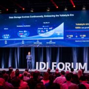 Dr. Peter Zhou, Vicepresidente de Huawei, Presidente de la Línea de Productos de TI de Huawei, pronunciando un discurso