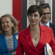 La ministra de Política Territorial y portavoz del Gobierno, junto a la vicepresidenta primera y ministra de Asuntos Económicos y Transformación Digital y el ministro de la Presidencia, Relaciones con las Cortes y Memoria Democrática.