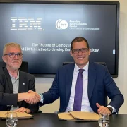 Mateo Valero (izq.), director del BSC, y Horacio Morell, presidente de IBM España, Portugal, Grecia e Israel; durante la firma del acuerdo en la Cumbre RISC-V celebrada en Barcelona.