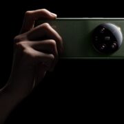 Xiaomi 13 Ultra Green 9 with hands 1