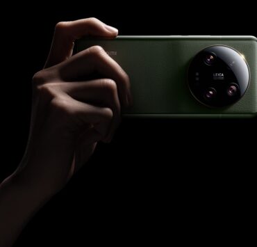 Xiaomi 13 Ultra Green 9 with hands 1