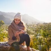 Imagen mujer con movil en el campo