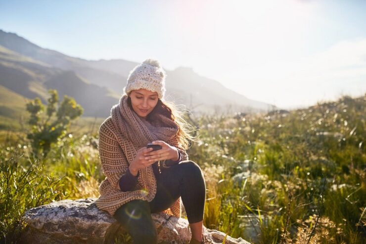Imagen mujer con movil en el campo