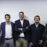 Los integrantes de esta imagen, de izquierda a derecha son: Javier López, Presidente del Consejo y socio accionista de Ironbit, Pablo Argaiz, Director de operaciones de Babel, Tony Olivo, CEO de Babel, Ricardo Arriaga, Chief Innovation Officer y socio accionista de Ironbit, Isaac Farca, Socio accionista de Ironbit.