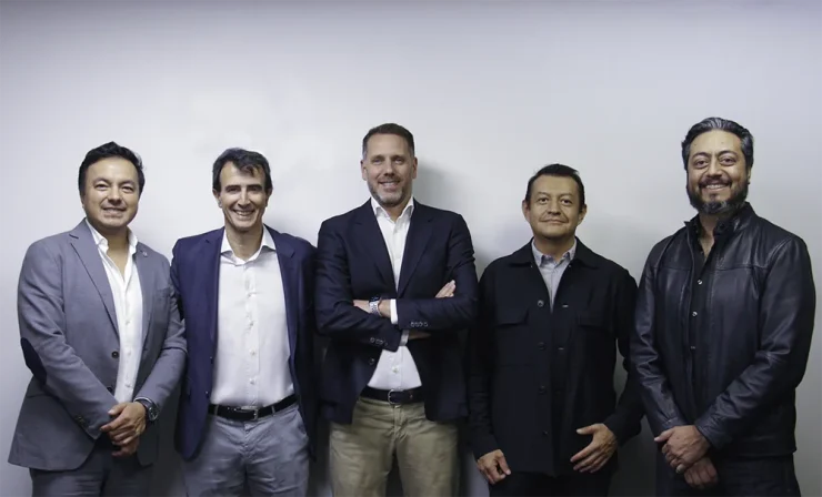 Los integrantes de esta imagen, de izquierda a derecha son: Javier López, Presidente del Consejo y socio accionista de Ironbit, Pablo Argaiz, Director de operaciones de Babel, Tony Olivo, CEO de Babel, Ricardo Arriaga, Chief Innovation Officer y socio accionista de Ironbit, Isaac Farca, Socio accionista de Ironbit.